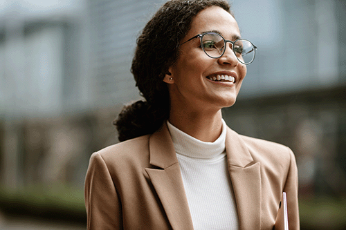 Recruiter, on her way to the office, her work computer in hand, wonders how to base her recruitment on skills alone.